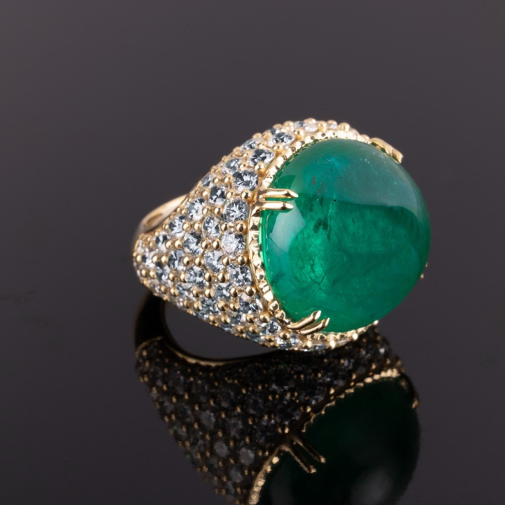 Cassandra, Anello
con pietra di colore e diamanti&nbsp;&nbsp;